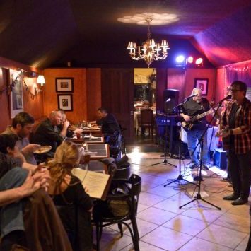 What to Know About Offering Live Entertainment at Your Restaurant